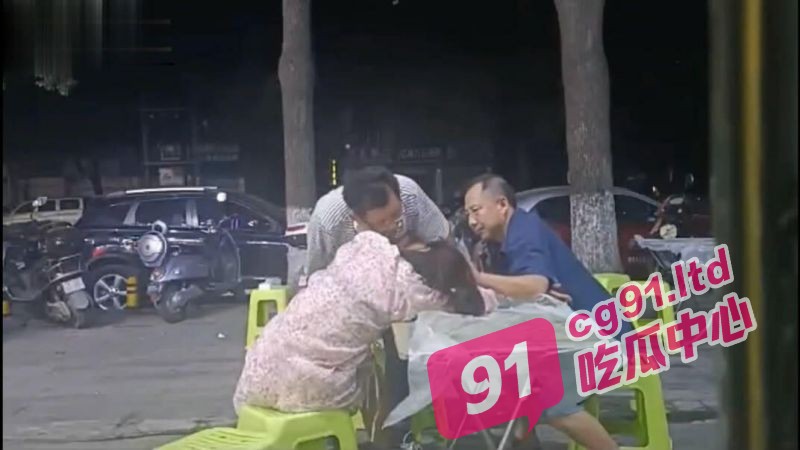 湖北夜市捡尸事件 大爷和眼镜男捡尸醉酒女 双重咸猪手抠逼摸胸!