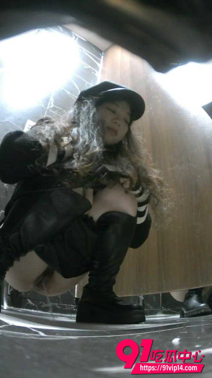 夜总会女厕前景偷拍美女放尿!黑丝高跟小姐没穿内裤后仰差点摔倒骚浪画面