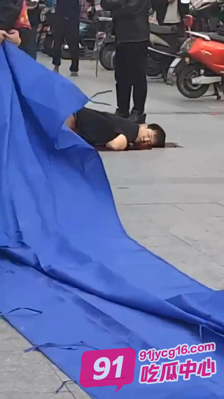 浙江绍兴大润发无差别伤人事件！围观群众：谁离他近就砍谁！ 配图5