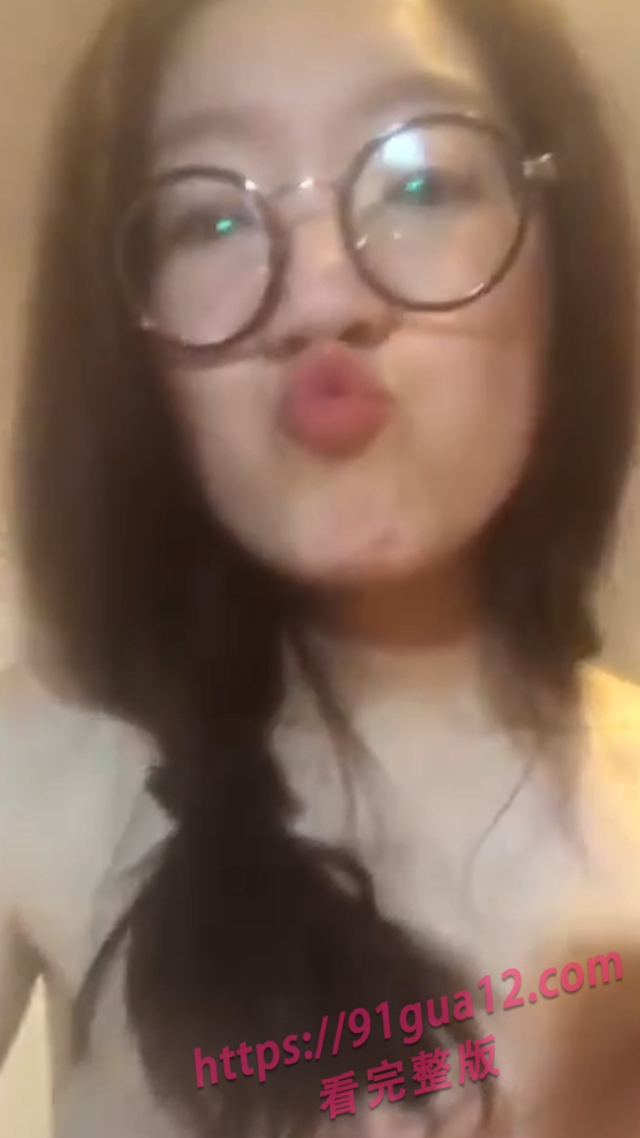 谁说戴眼镜就是乖乖女？脱下校服后反差感爆棚 配图2