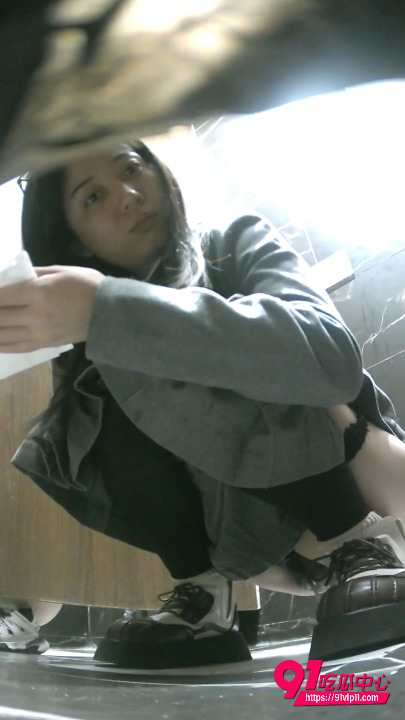 酒吧女厕全景偷拍4