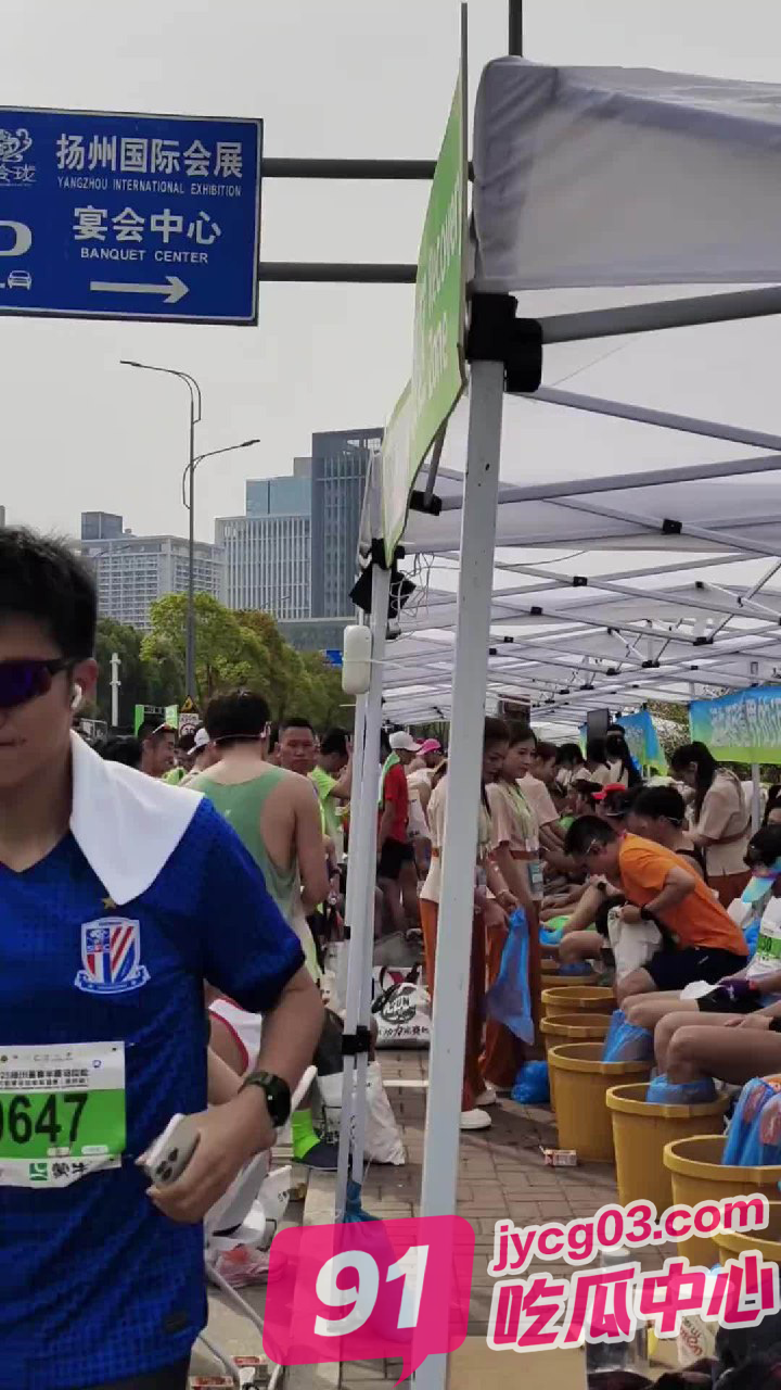 完赛福利天花板!旗袍美女跪地捏脚 跑友直喊加钟~