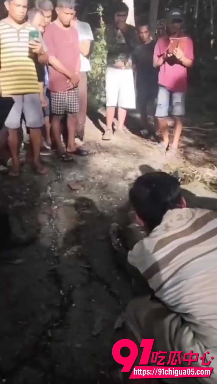 蟒蛇吞人被村民打死 剥开尸体惊悚发黑7