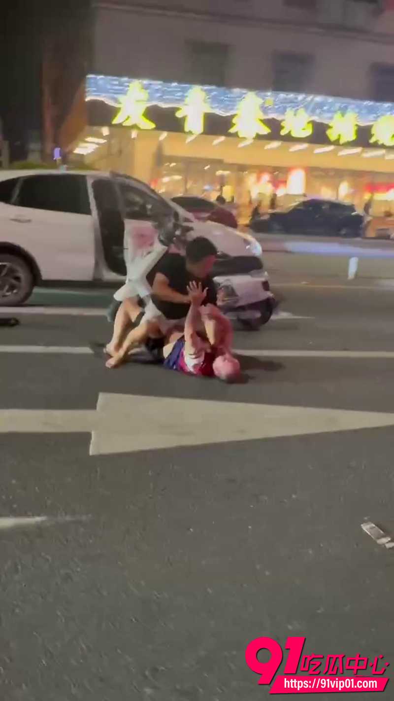 大哥电动车逆行掉头 3 大哥电动车逆行掉头 3