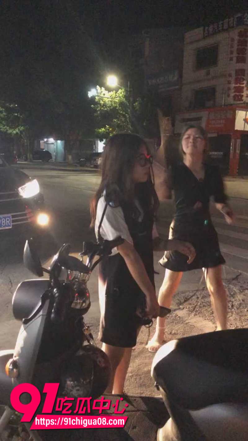潮汕精神小妹街头霸凌柔弱女孩2 潮汕精神小妹街头霸凌柔弱女孩2