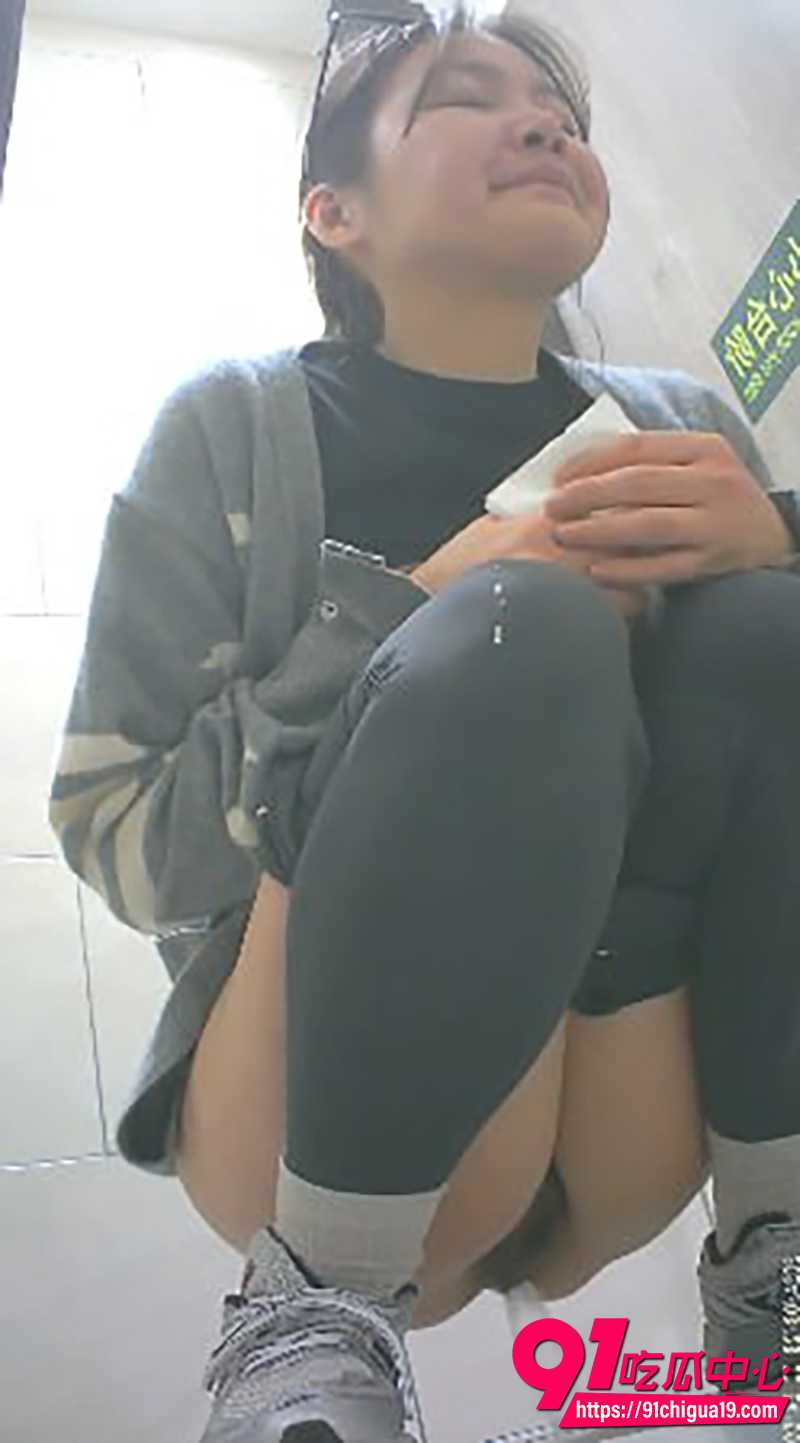 餐厅女厕全景偷拍 5