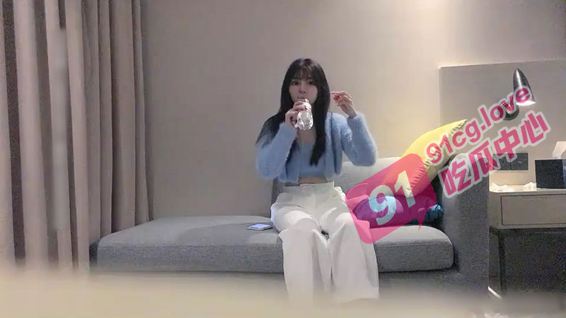【探花加时赛】高颜值蓝衣妹子 肤白貌美大长腿,温柔甜美乖巧,探花哥大展神威,必须加钟后续