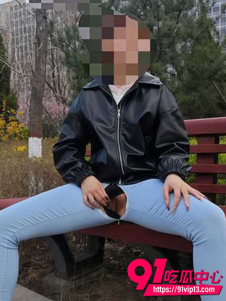 户外公园大胆手指自慰4