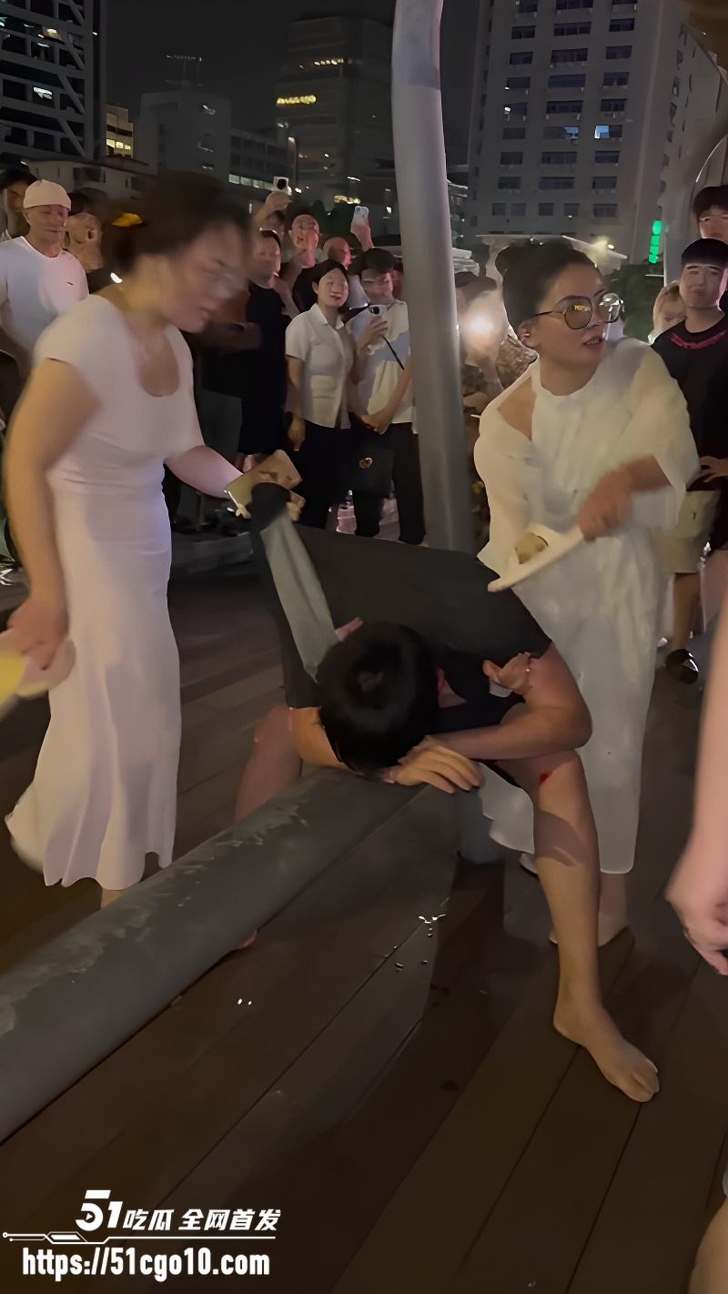 脚踩两条船出轨两个富婆 4 脚踩两条船出轨两个富婆 4