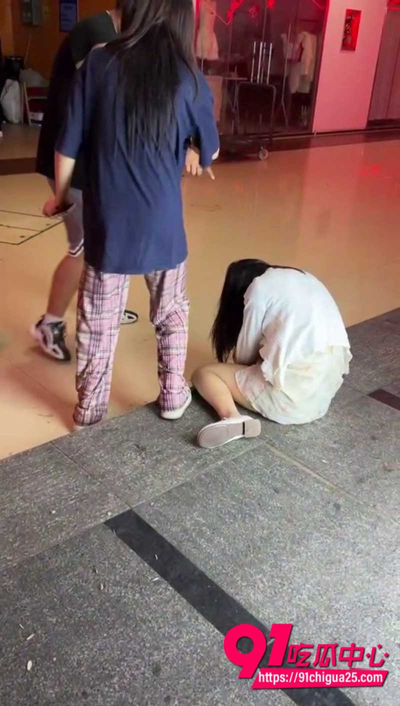 白领林小美出轨发裸照被老公当场耳光3
