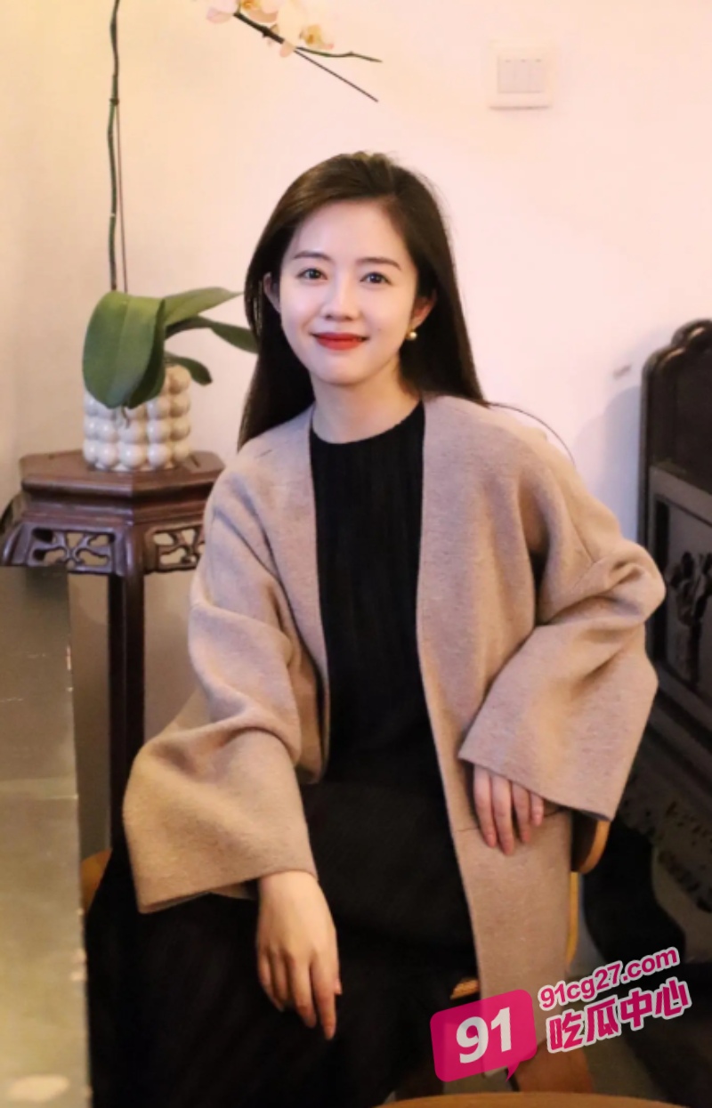 “哥哥 他比你更厉害呢” 气质少妇被金主调教 居家3p展现母狗本性！ 配图3