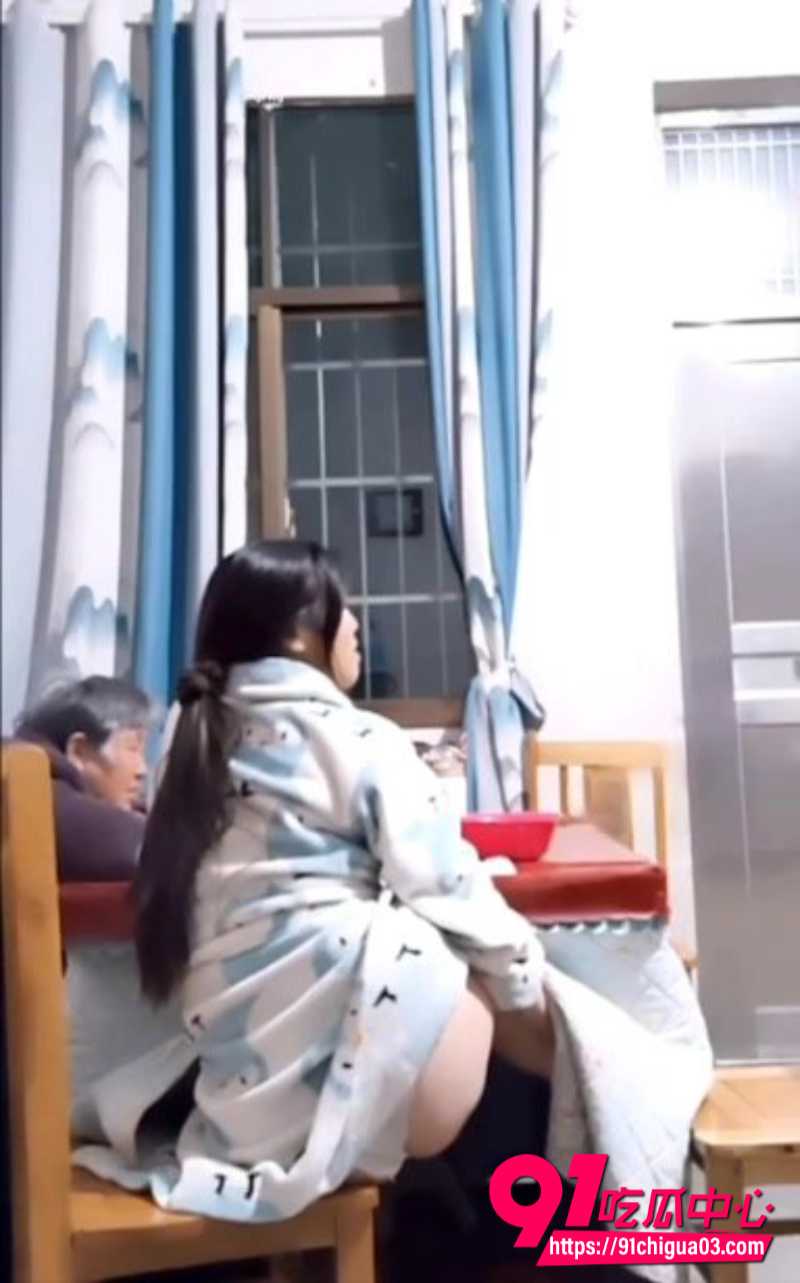 妹子偷摸在奶奶面前自慰6