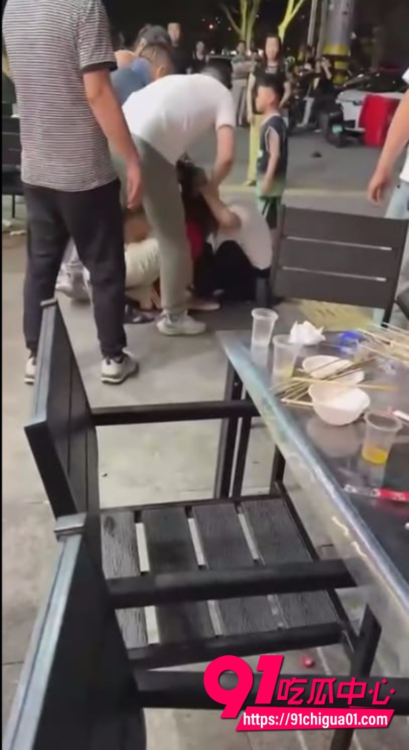 街头抓小三撕衣大战2