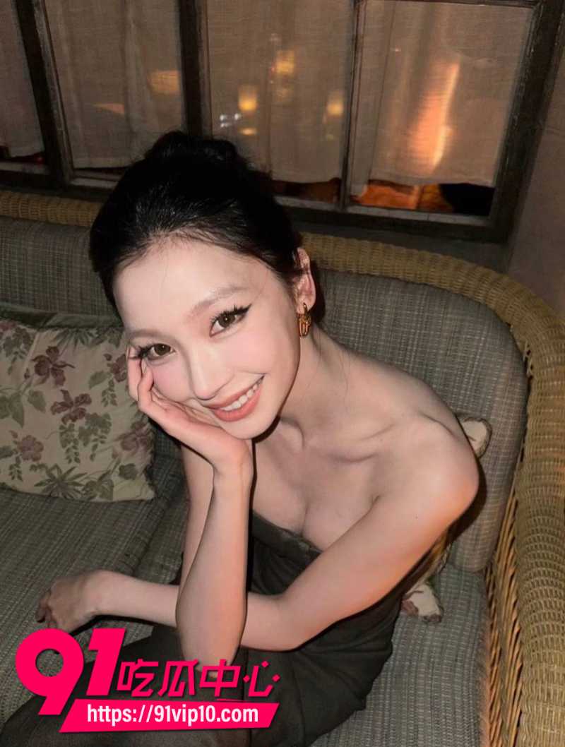 国内男明星胡彦斌和女友易梦玲冲上微博热搜第一从马尔代夫海边激吻到2026年零互动两人疑似分手6 国内男明星胡彦斌和女友易梦玲冲上微博热搜第一从马尔代夫海边激吻到2026年零互动两人疑似分手6