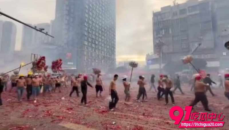 正月十五炸龙贵州德江见识了什么叫用命在舞龙 男子裤子当场炸开花!