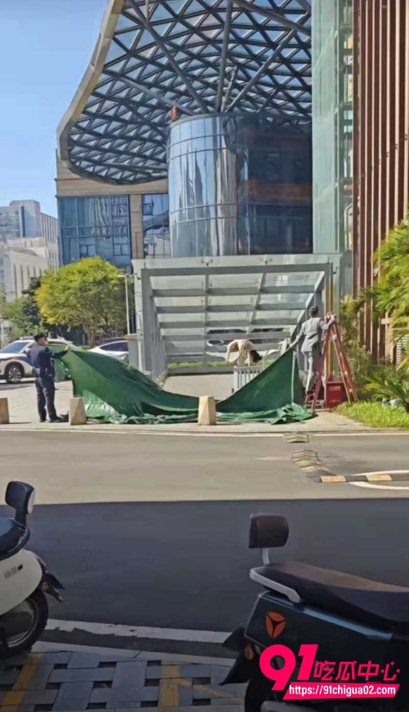 海口融创精彩天地女子跳楼1