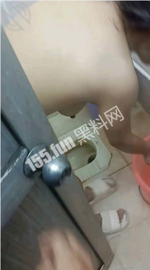 【原创首发】（8）妈妈今晚在洗澡，叫我送梳子，精虫上脑的我直接偷拍了。6P+2分半视频