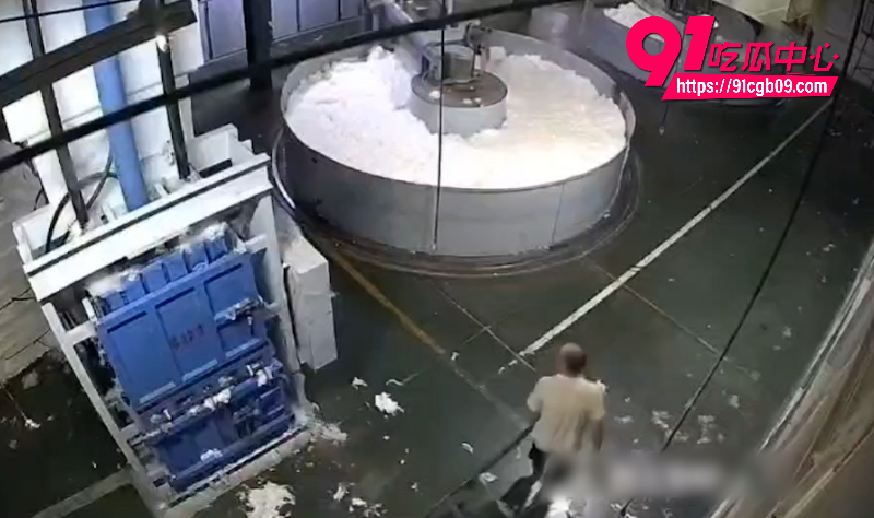 西北角碎料机血腥惨案工人双腿压断骨露拖血爬行 违规操作废人惨叫 头皮发麻啊!
