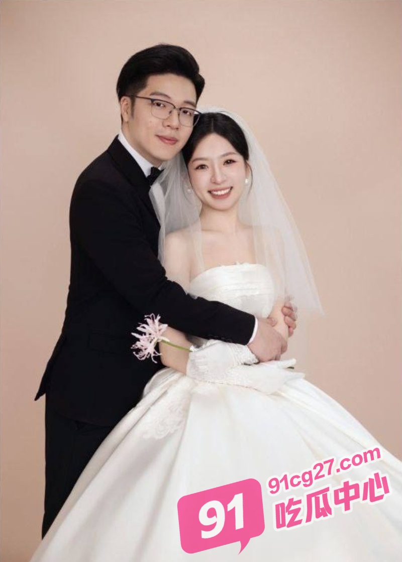 新婚夫妇吴梦雪许张胤 吃瓜群众面前做爱 竟然没拉窗帘就开始了!