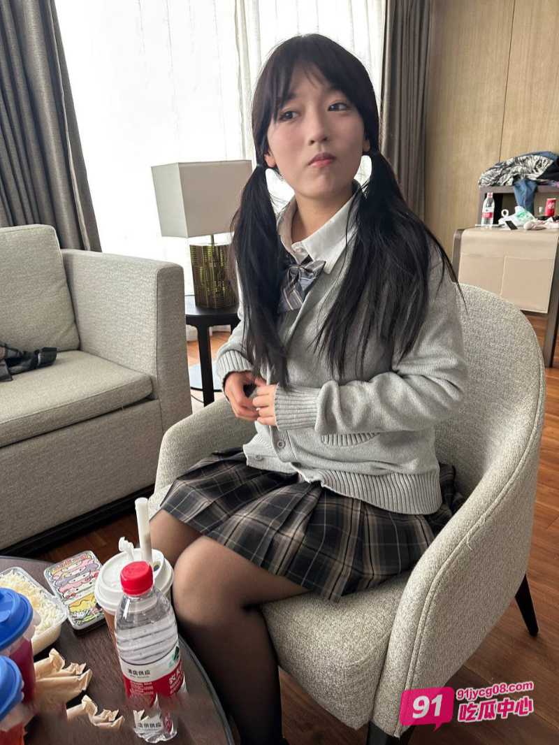 重磅流出～私房大神直播教父真实调教清纯大一学妹4p