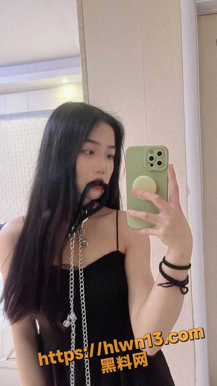 玩调教就不用把她当人 吃饭都得用狗盆 反差婊被人成母狗 狗盆装饭 吃饭用手扣 性虐视频曝光！