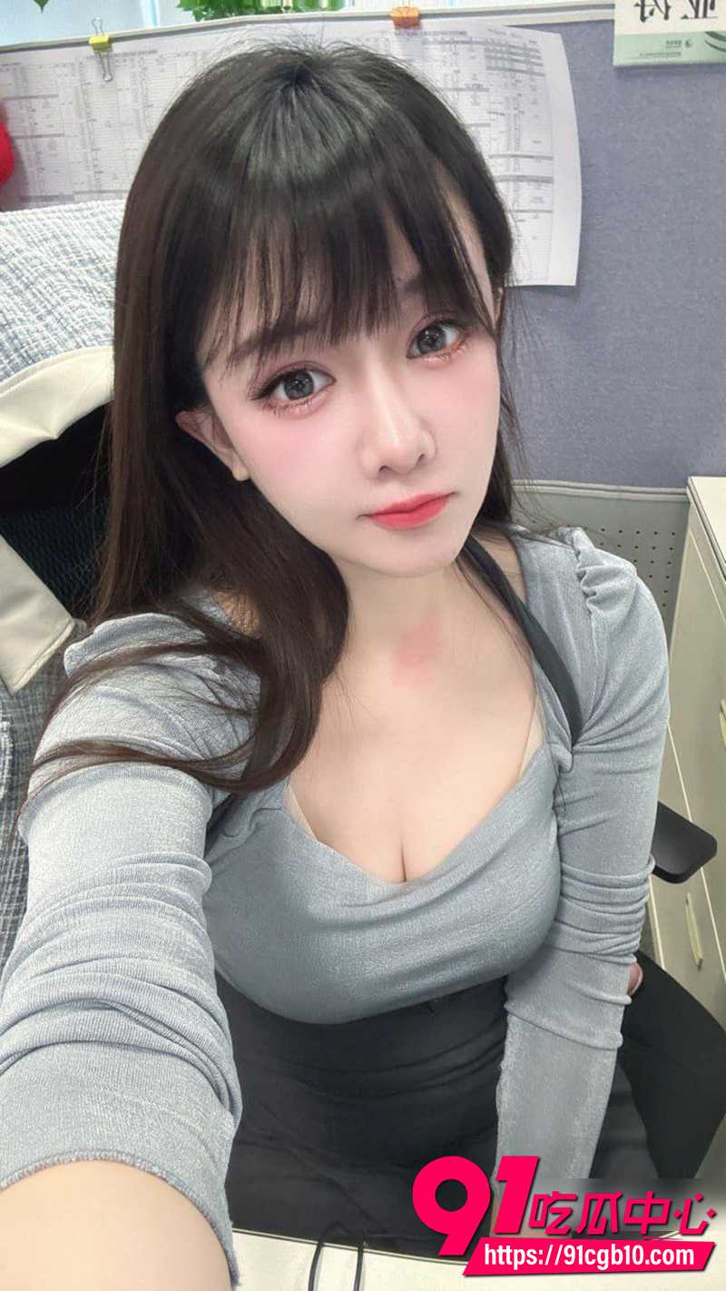 杭州公司极品女同事被瓜友拿下 脱光床上秒变荡妇 被大肉棒征服 完美露脸！