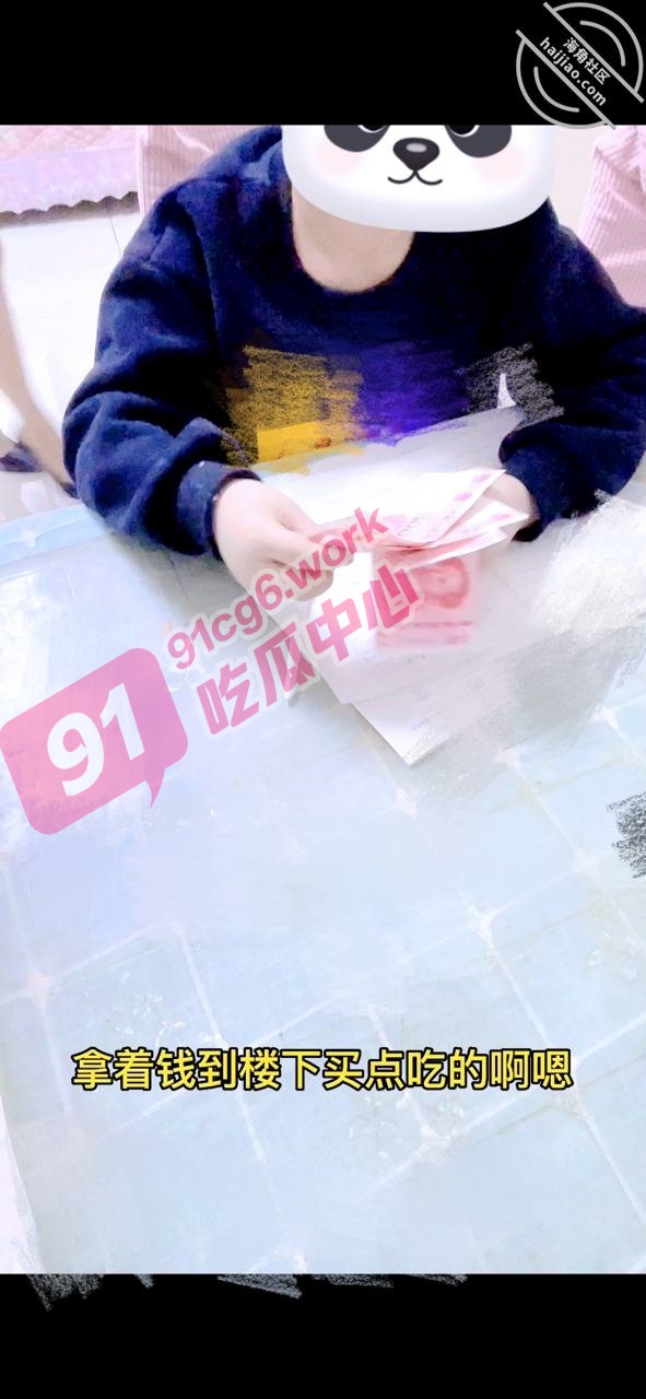 拿钱哄美女邻居儿子下楼买零食吃，而我却在家内射了他的旗袍妈妈