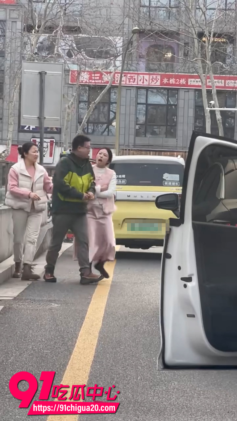 江苏扬州男司机和女司机发生剐蹭后扇了女的一巴掌2 江苏扬州男司机和女司机发生剐蹭后扇了女的一巴掌2