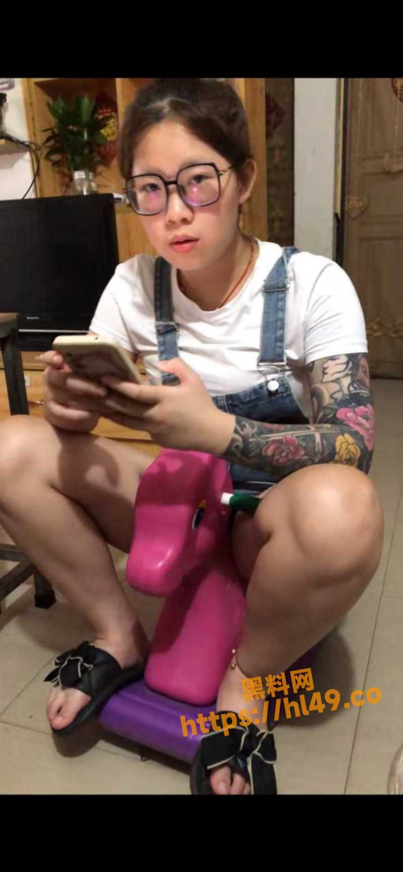 广西05年纹身精神小妹荣容 偷情别人男友被现场抓奸 两人酒店床上视频遭曝光！