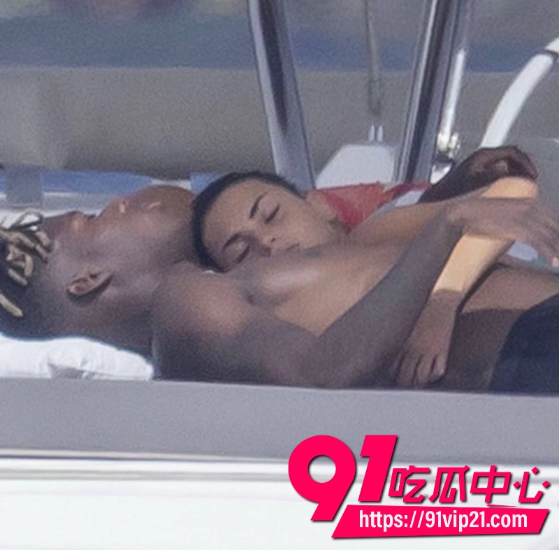 西班牙队男球员尼科威廉姆斯世界杯刚夺冠就和交往两年的女友分手直接带多名女子上游艇开趴28 西班牙队男球员尼科威廉姆斯世界杯刚夺冠就和交往两年的女友分手直接带多名女子上游艇开趴28
