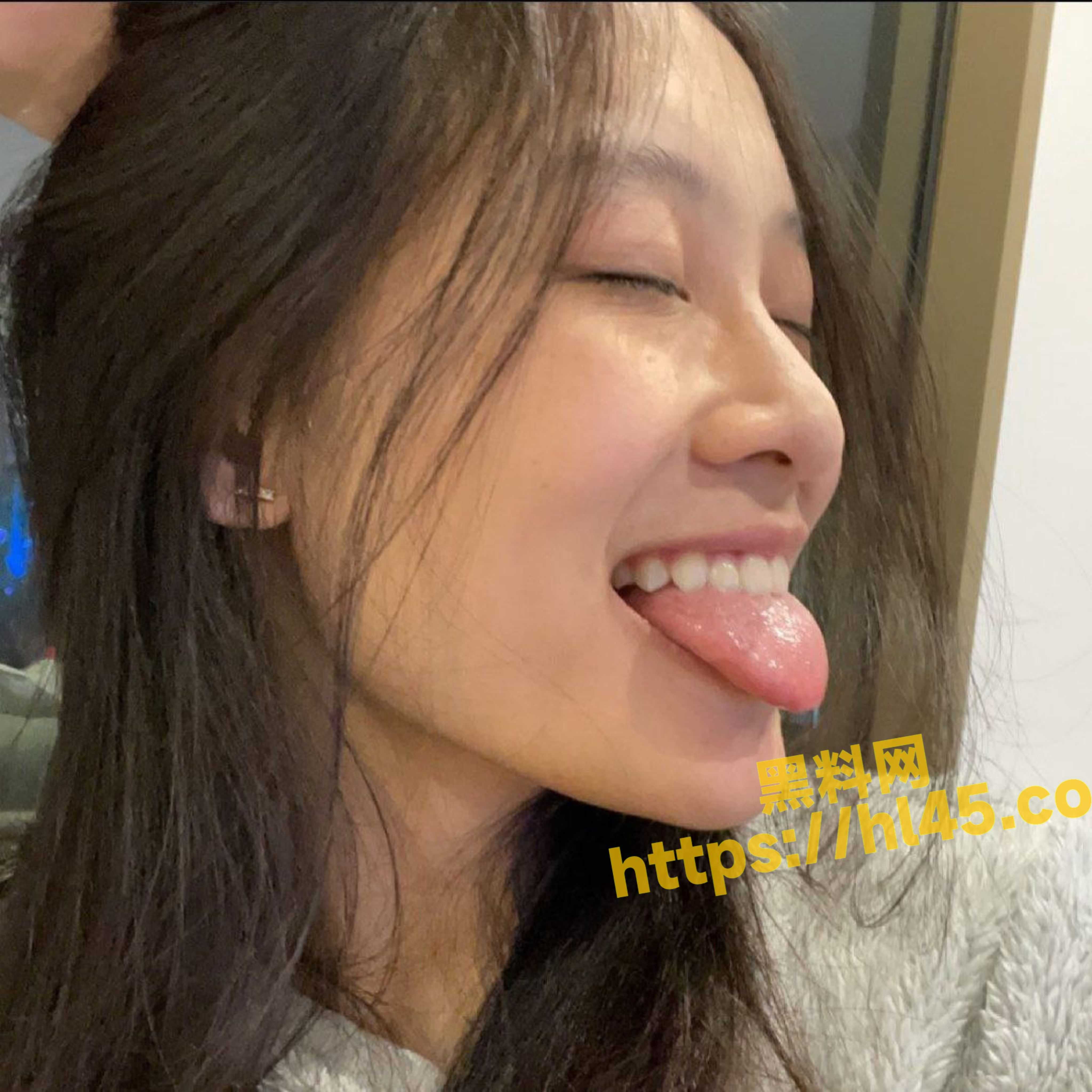 极具诱惑的反差母狗 一线天无毛馒头逼 白浆全部黏在了她的骚逼上！