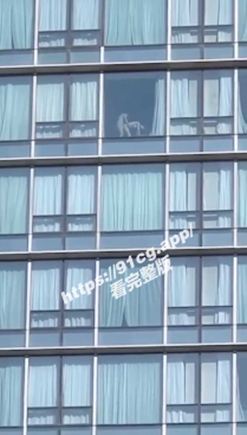 免费好戏！高楼男女落地窗边忘我贴合刺激精彩全街众人围观