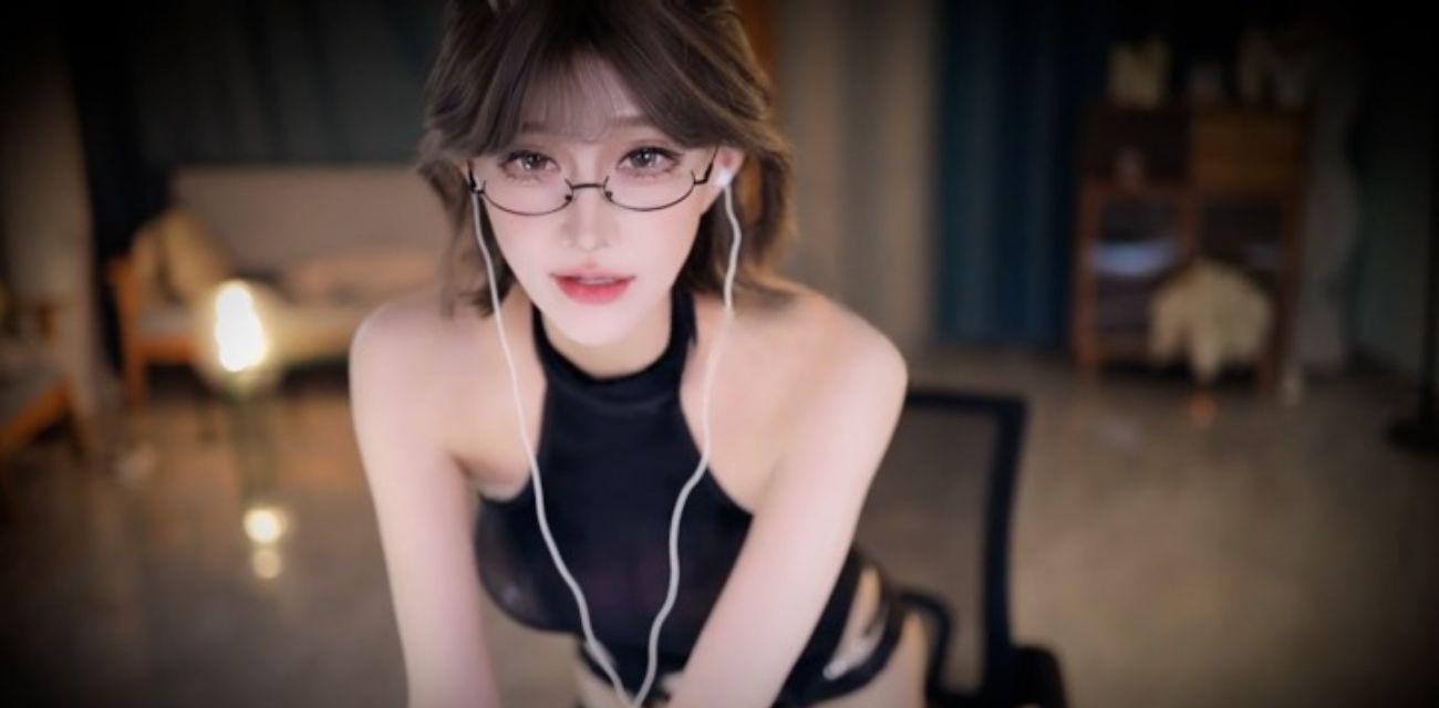 虎牙张爱玲定制剧情 黑丝眼镜猫耳女翻白眼模拟口交 极致诱惑福利视频曝光！