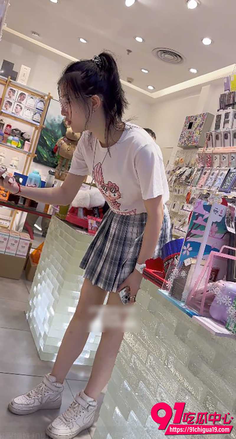 抄底大神KFC神级现场 JK眼镜妹白内裤逛街全程偷拍!