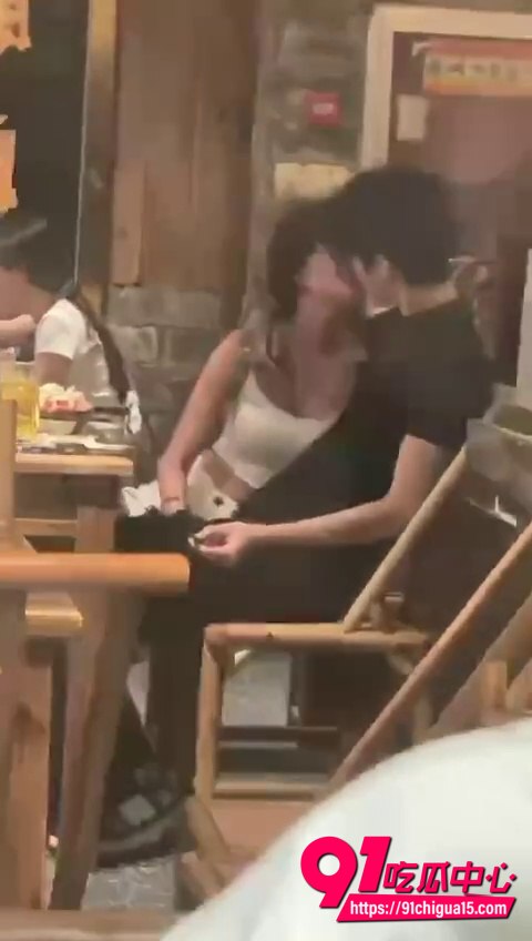 眼镜妹餐厅摸男生鸡巴视频1 眼镜妹餐厅摸男生鸡巴视频1