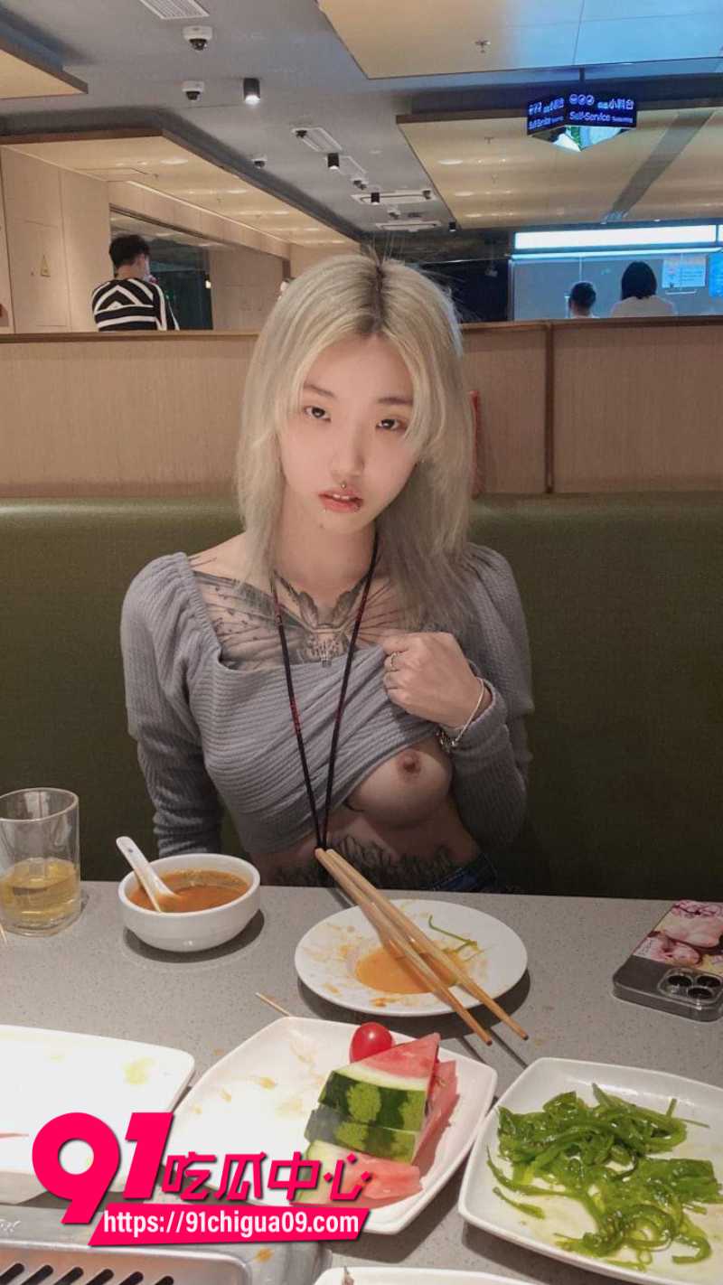 字母圈绿毛少女 被主人带到酒店调教玩弄 瘦弱的娇躯沦为主人胯下的泄欲肉便器