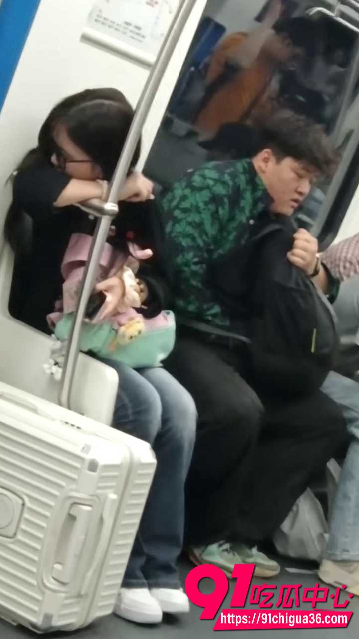地铁反差猛男公开打飞机2 地铁反差猛男公开打飞机2