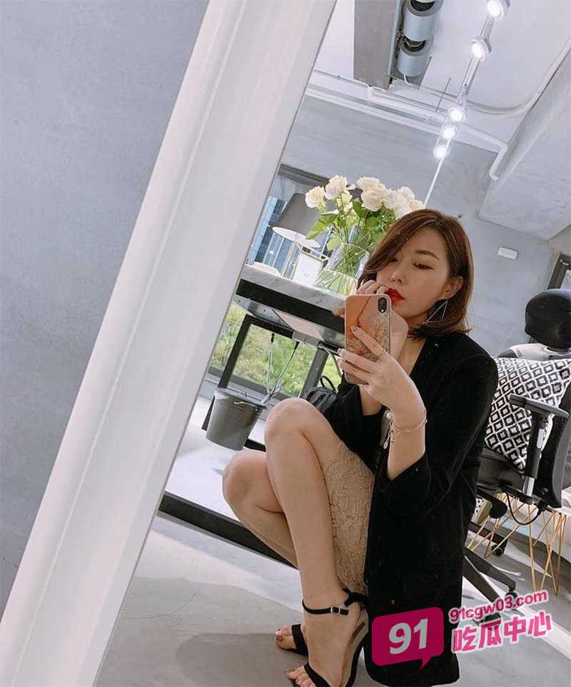 男人的加油站～咖啡厅3P淫乱party 浪劲十足欲女下班任由两个同事轮流玩弄！ 配图3