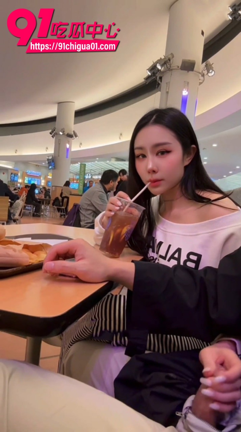极品网黄汐梦瑶新作流出 商场食堂户外拉开男友裤裆猛撸粗大肉棒 精液狂喷精准浇鸡蛋仔上一口吞下