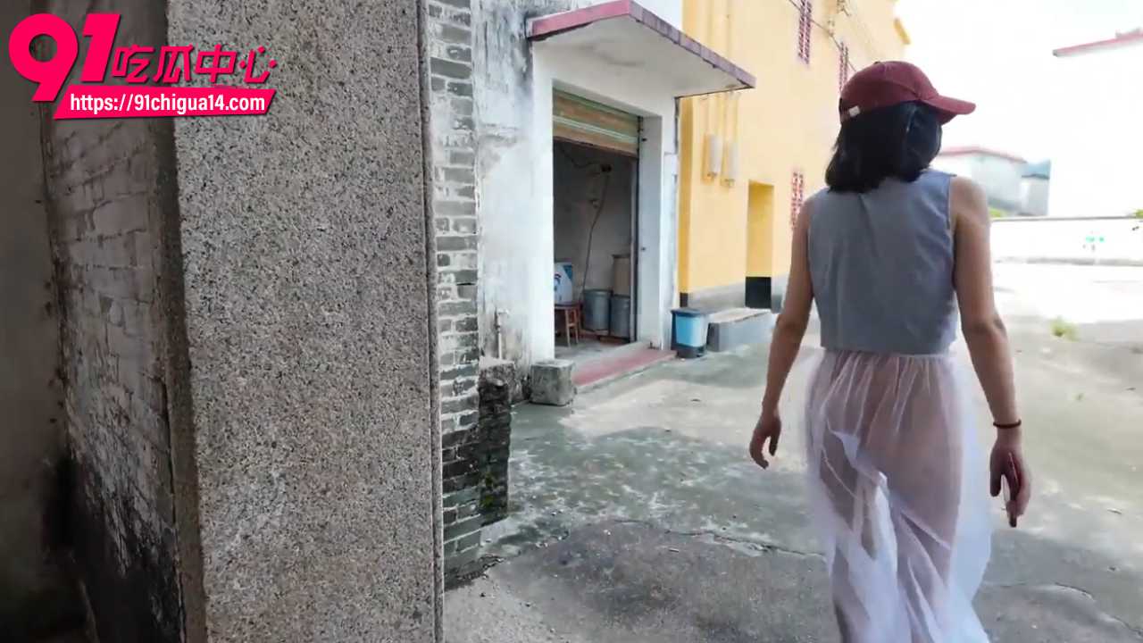 农村露出透明纱裙真空巨乳翘臀挑逗大爷2