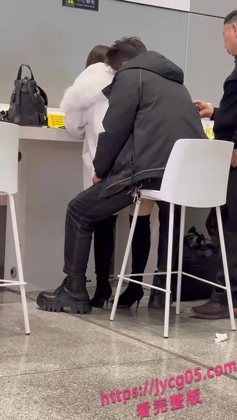 广州南站售票口不雅视频？情侣等车竟当众打炮全网疯传！ 配图4