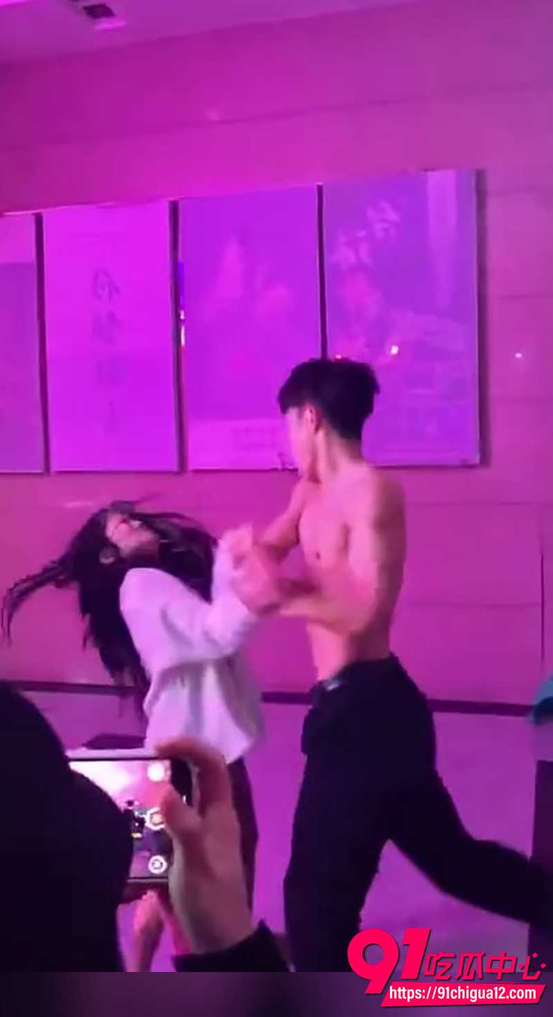 精神小伙1V3事件 1