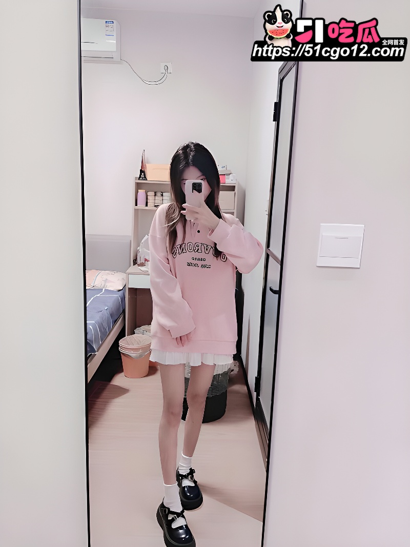 黄毛精神小妹 虚荣心作祟 为了苹果手机 主动献身给大哥 全程淫语不断！