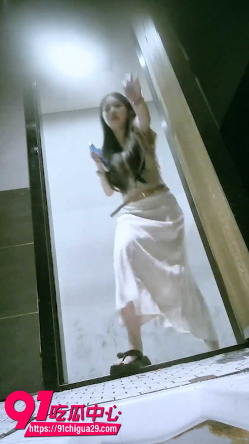 厕拍大神在酒吧女厕所安装针孔摄像头偷拍1