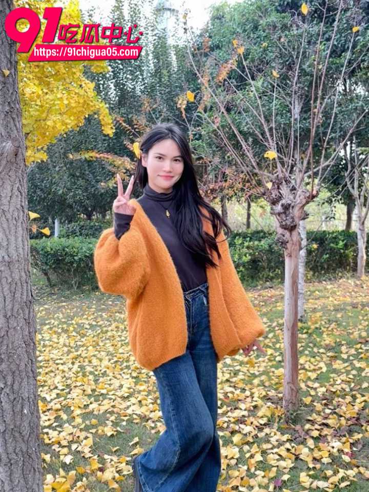 辽宁大连的少妇最爱的姿势 高高撅起翘臀等待爸爸猛烈抽插，自慰到喷水高潮的极致淫荡