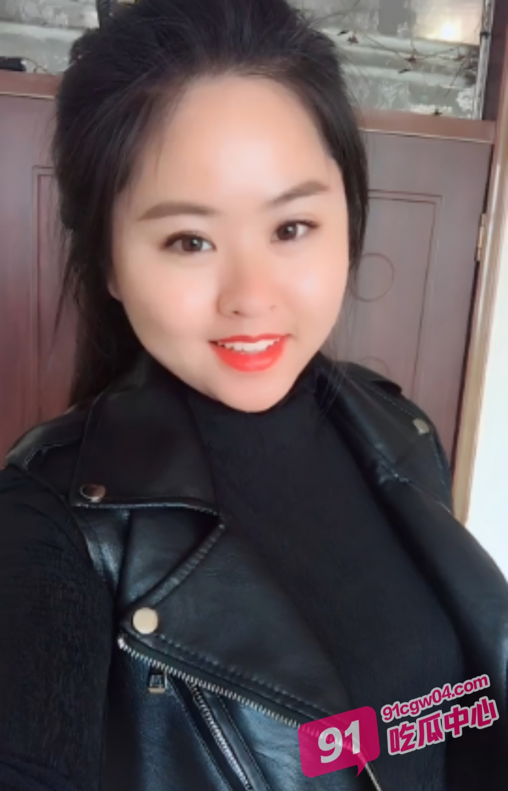 史上最强骚货！妖媚婷儿 户外直播勾引大爷们合集 菜地里直接无套开战！ 配图2