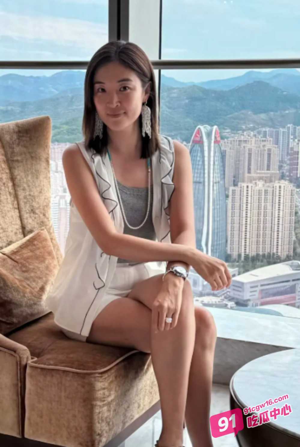 撸片精选～人妻当着丈夫面被儿子的恶霸同学们轮奸 现场相当淫乱不堪！ 配图3