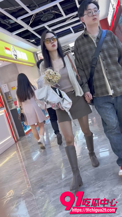 KFC街拍抄底 少妇开档黑丝陪年轻小哥逛街 商场手牵手后内裤半透沾满白液