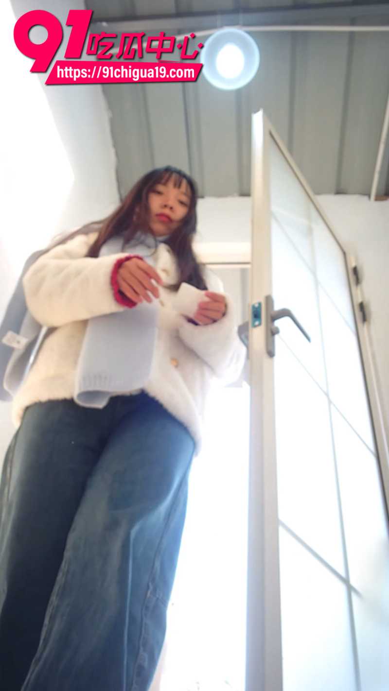 厕拍大神景区女厕所安装针孔摄像头偷拍3
