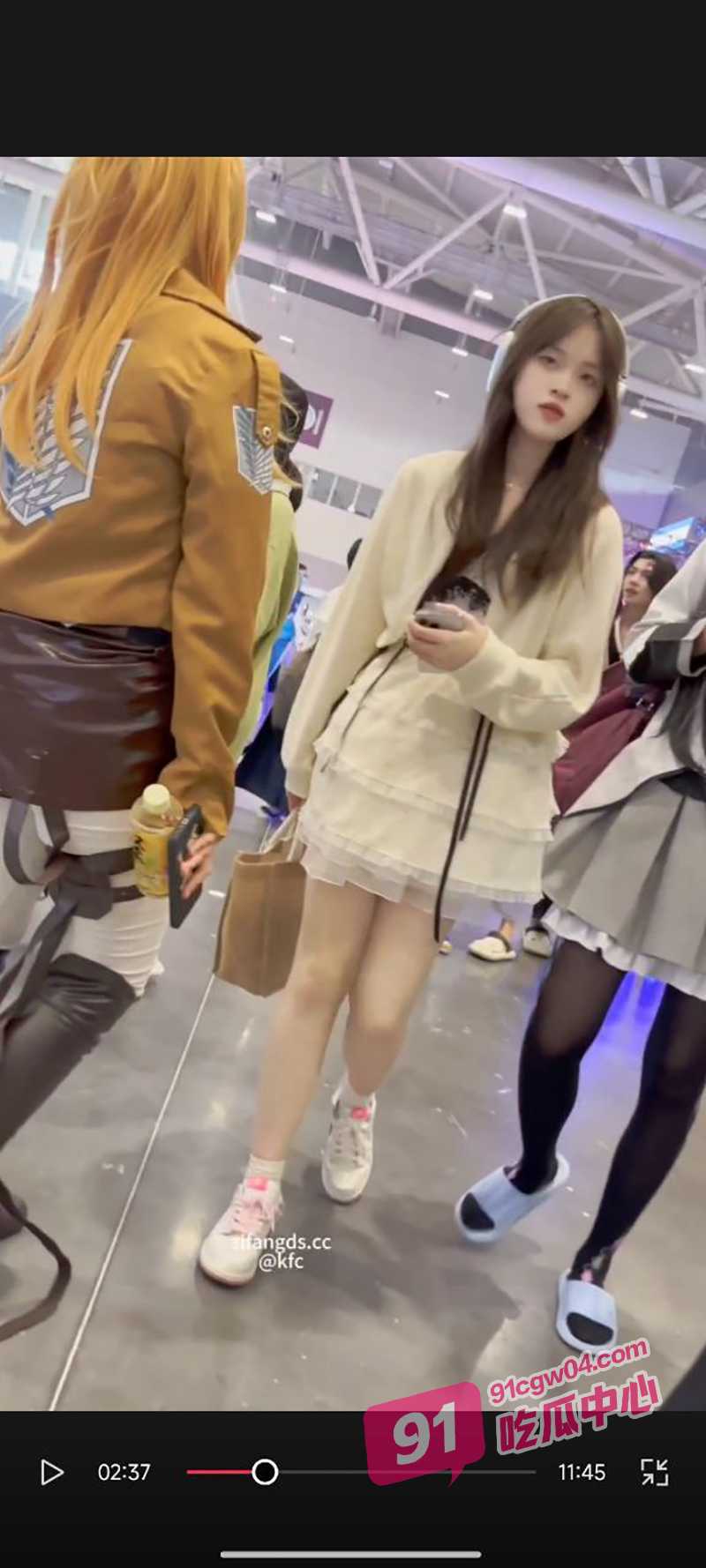 大神漫展顶级抄底学生妹 骚货不穿内裤超级炸裂 给大家欣赏一下裙下风采！ 配图